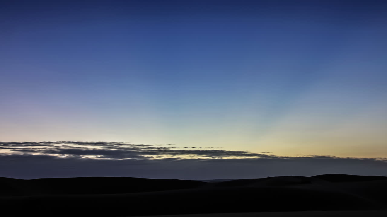 구름이 있는 활기찬 일출 하늘, 퓨전 시간 경과는 이른 아침에서 일광으로 형성됩니다.