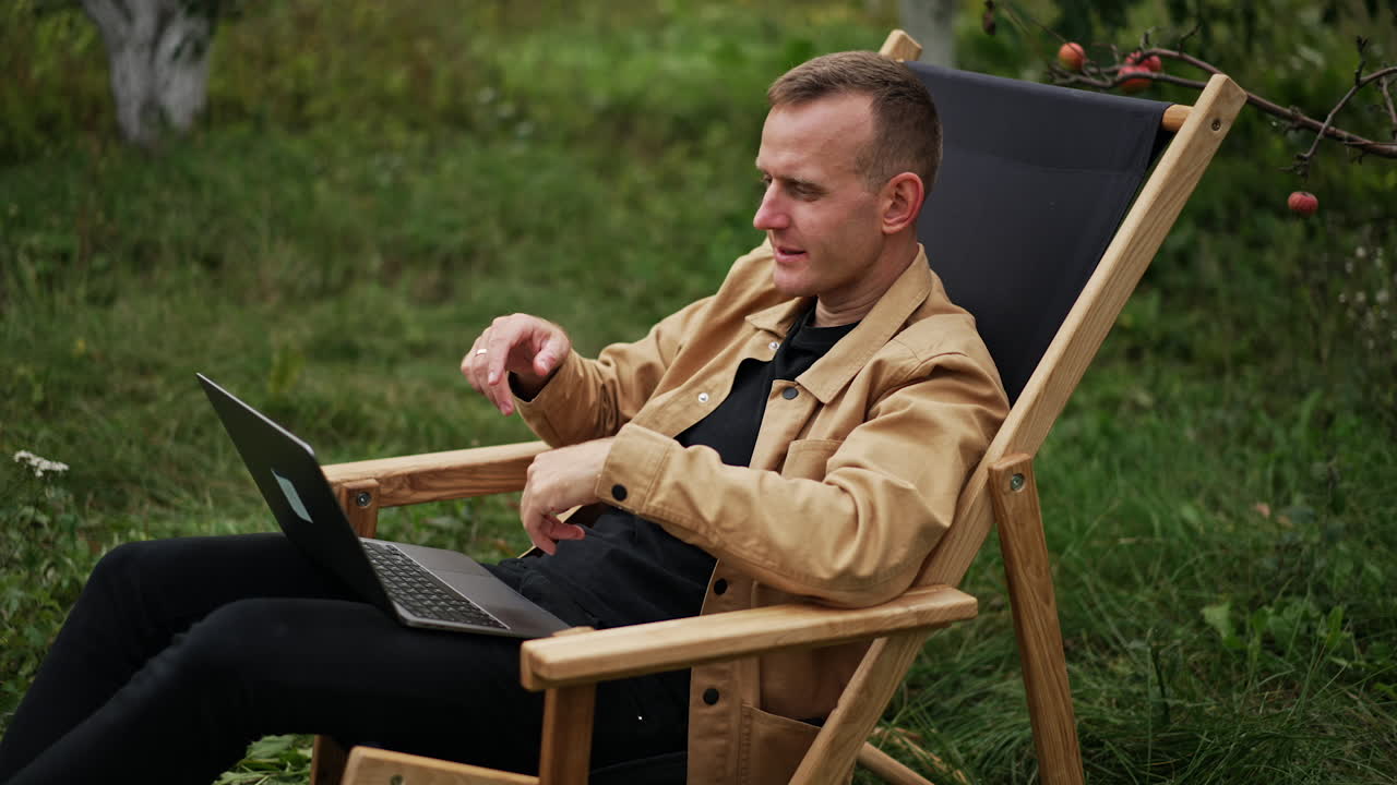 hombre que trabaja al aire libre