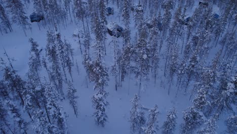 Drohnenaufnahmen-Eines-Hotels-Mit-Glasdach-In-Lappland