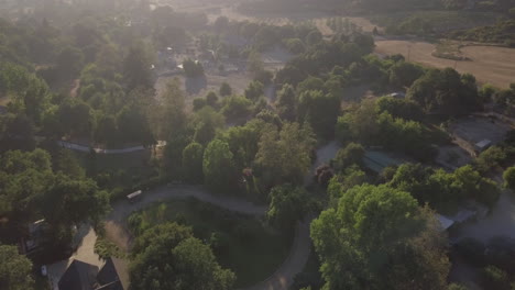 Granja-Aérea-En-La-Ladera-De-La-Montaña-En-California,-Estados-Unidos