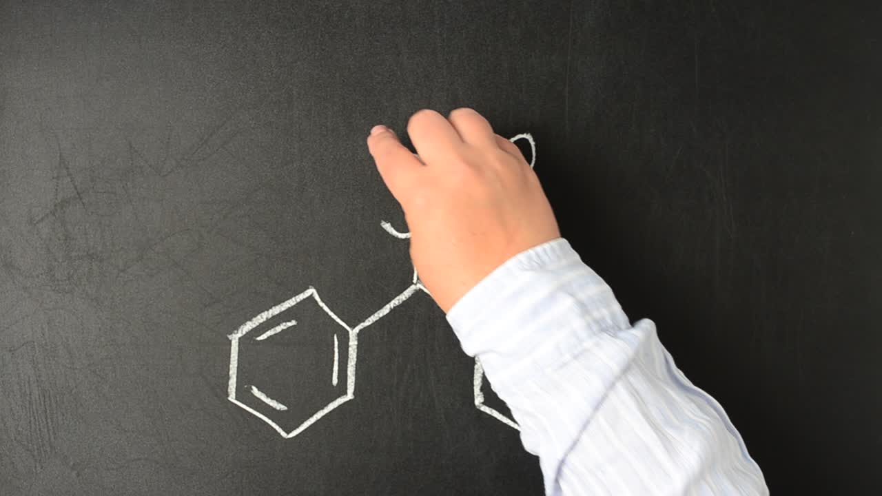 Disegno della formula chimica del Modafinil. Scriviamo con il gesso su una lavagna