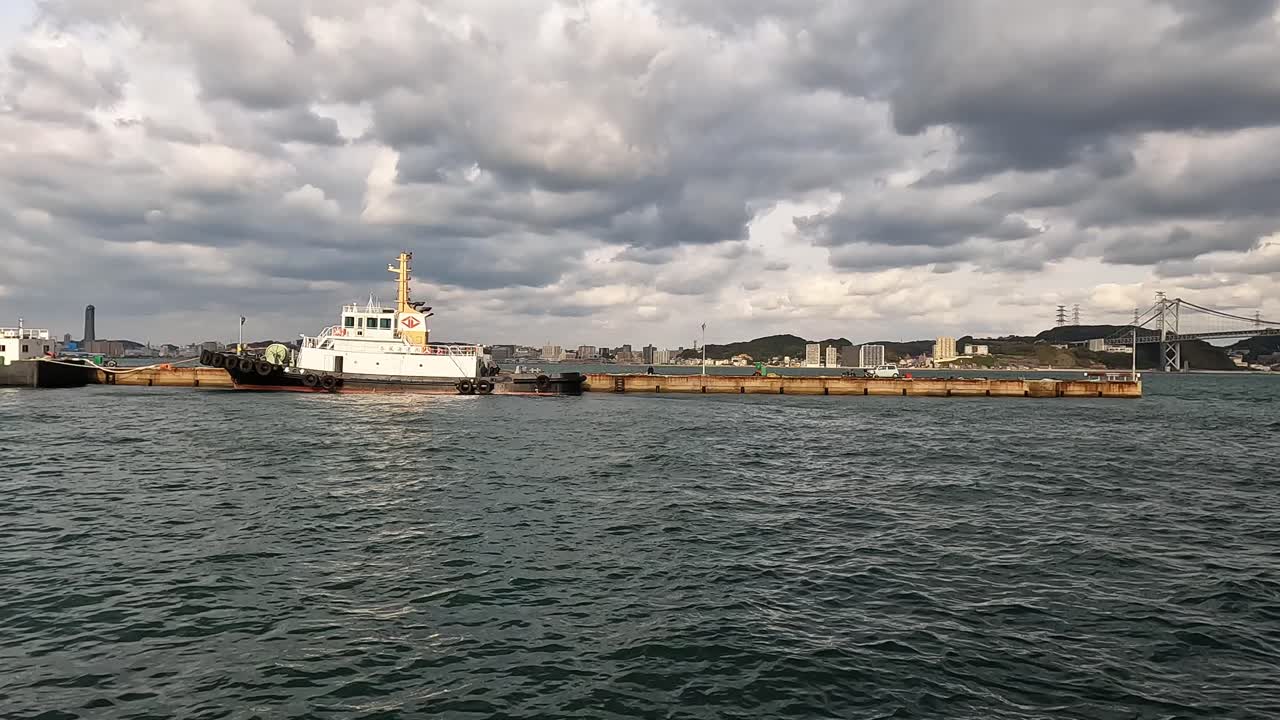 vista desde un ferry que pasa por debajo del famoso puente ondo en kure, japón