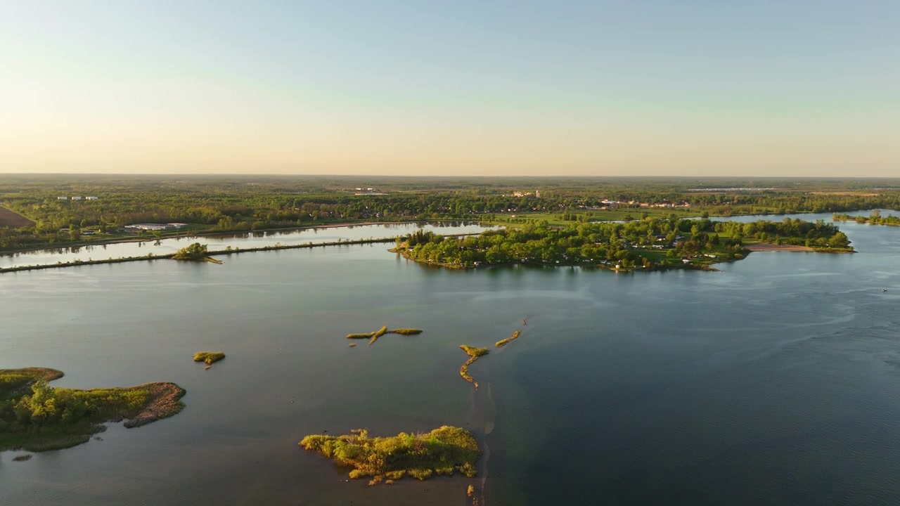Veduta aerea di una strada storica sommersa vicino ai Parchi di St. Lawrence in Ontario, Canada, con l'isola di Farran Park sullo sfondo e una lunga pista ciclabile costiera delimitata dall'acqua