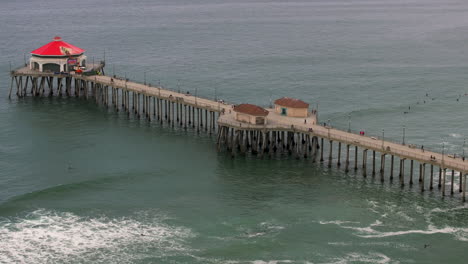 4K-Video-Fängt-Die-Schönheit-Eines-Piers-Am-Strand-Ein