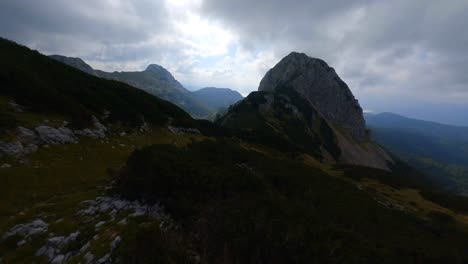 las imágenes de fpv se filmaron en las montañas eslovenas en los alpes con un dron volando rápido sobre hermosas montañas filmadas con una gopro con increíbles paisajes circundantes-5