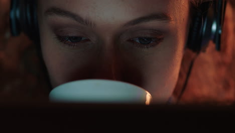 retrato de cerca de una mujer hermosa usando una tableta navegando en línea disfrutando escuchando música usando auriculares