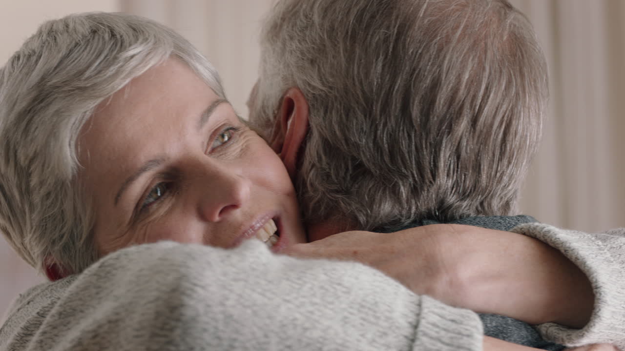 mujer madura feliz abrazando a su marido pareja de mediana edad disfrutando de una relación romántica abrazando compartiendo buenas noticias sintiendo alegría 4k imágenes