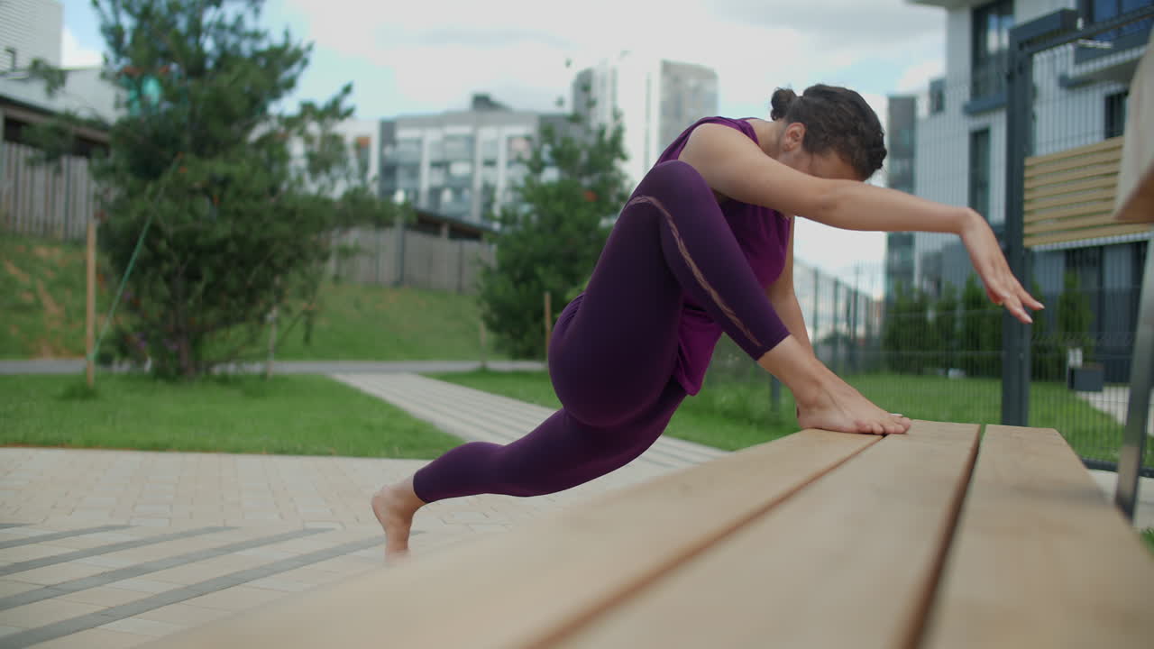 mujer estirándose en el parque