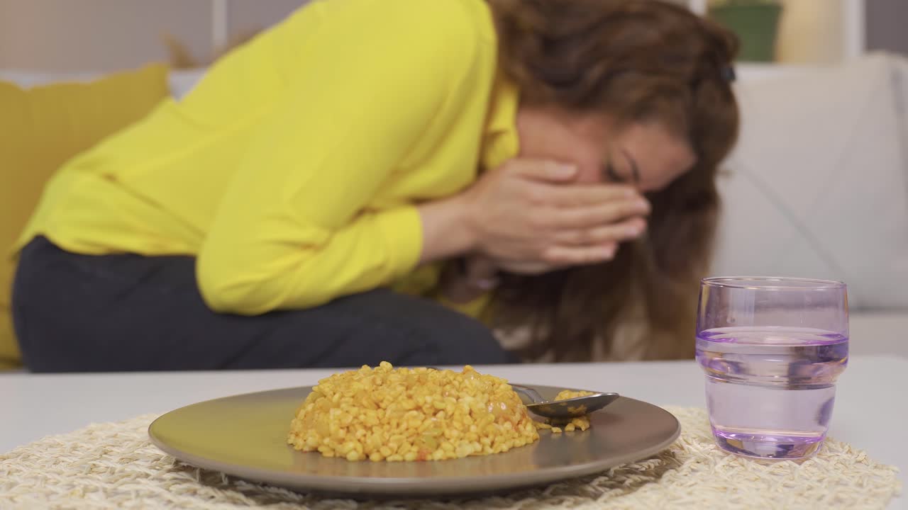 음식 중독으로 위가 아픈 여성입니다.