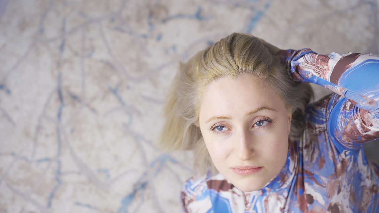 불행하고 우울한 여성, 사려 깊고 집에서 기분이 좋지 않습니다.