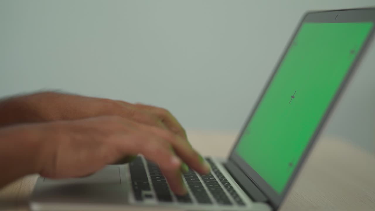 cerrar las manos de un empresario presionando un teclado de portátil para trabajar desde casa en medio de la pandemia de covid-19.