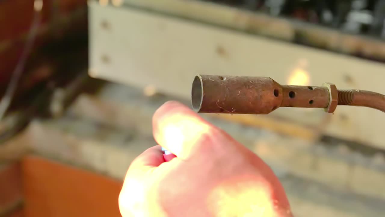 energía renovable-quema de butano, manos que encienden la luz del butano