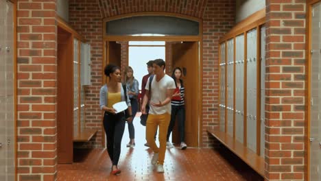 estudiantes entrando en el vestuario