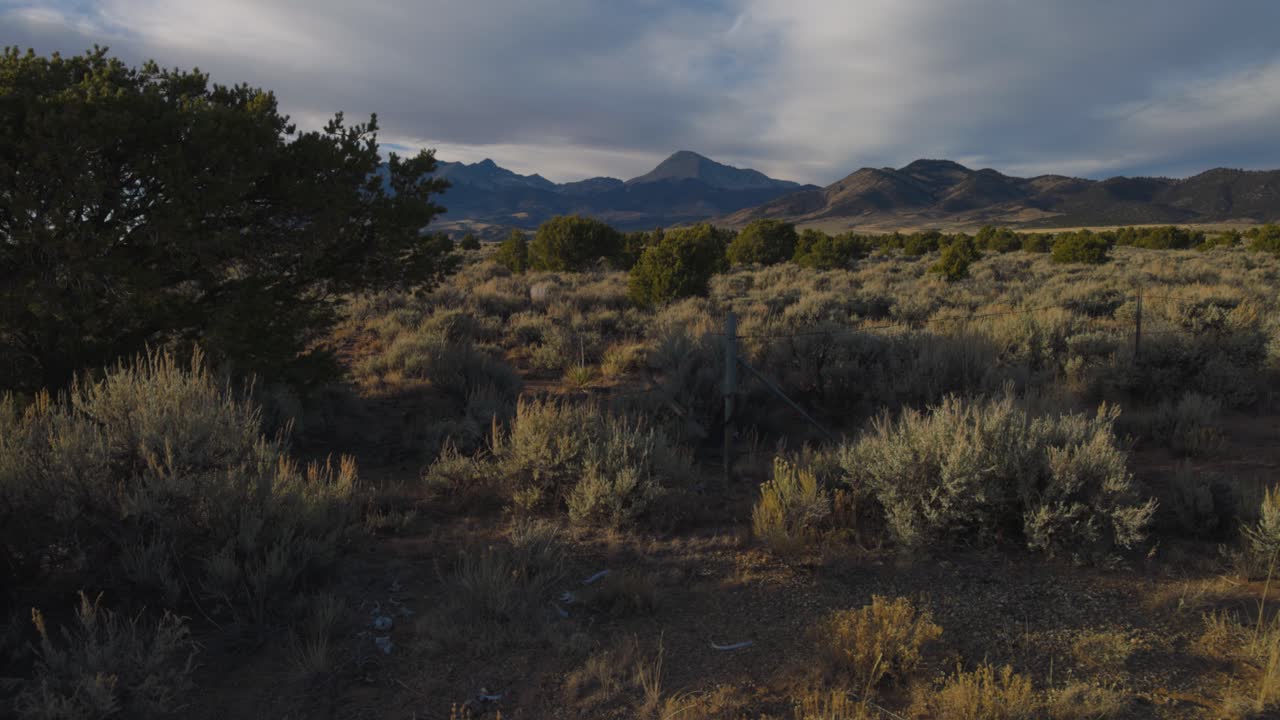 Natur i Colorado med fjell i bakgrunnen, filmet med gimbal i sakte film.