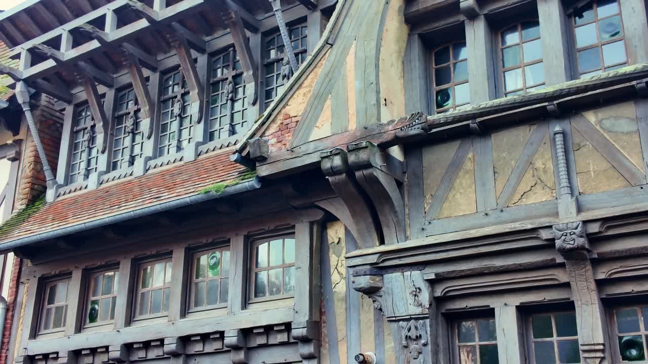 Dettagli di una vecchia casa medievale a graticcio, un edificio storico nella città di Étretat, Normandia, Francia.
