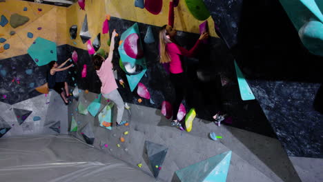 adolescentes haciendo bouldering en un gimnasio