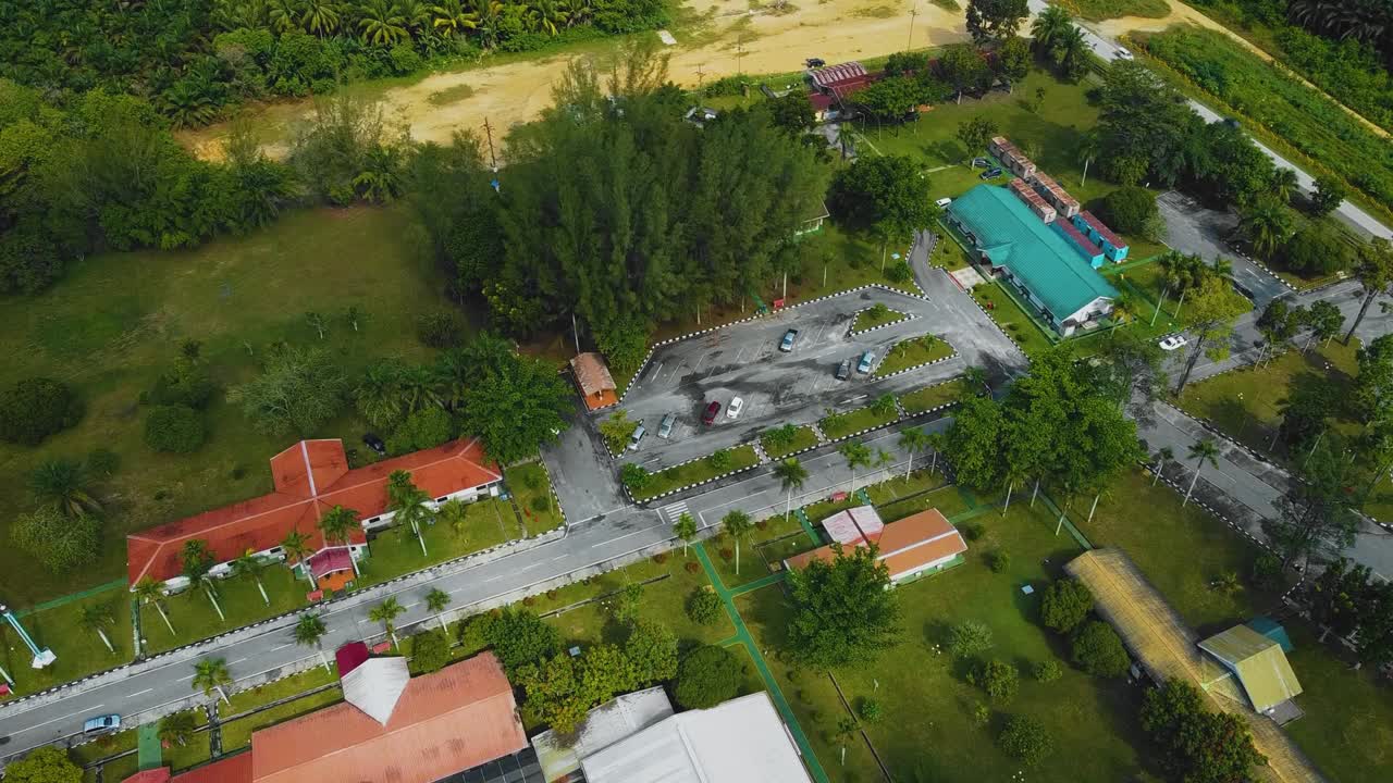 야자유 공장 폐수 거주지의 영화적 드론 영상은 인도네시아에 있는 야자나무 삼림 벌채로 둘러싸인 건물, 주택, 주요 도로 및 인프라로 구성되어 있습니다.