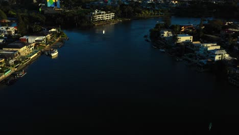 Uno-De-Los-Principales-Canales-Con-Vistas-A-Casas-De-Lujo,-Costa-Dorada-Al-Atardecer