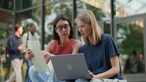 dos estudiantes colaborando en un proyecto al aire libre