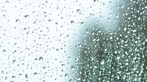 gotas de lluvia goteando por una ventana en melbourne