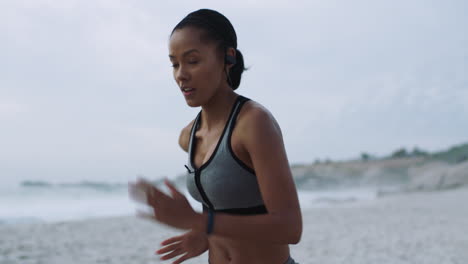 Black-woman,-fast-beach-runner