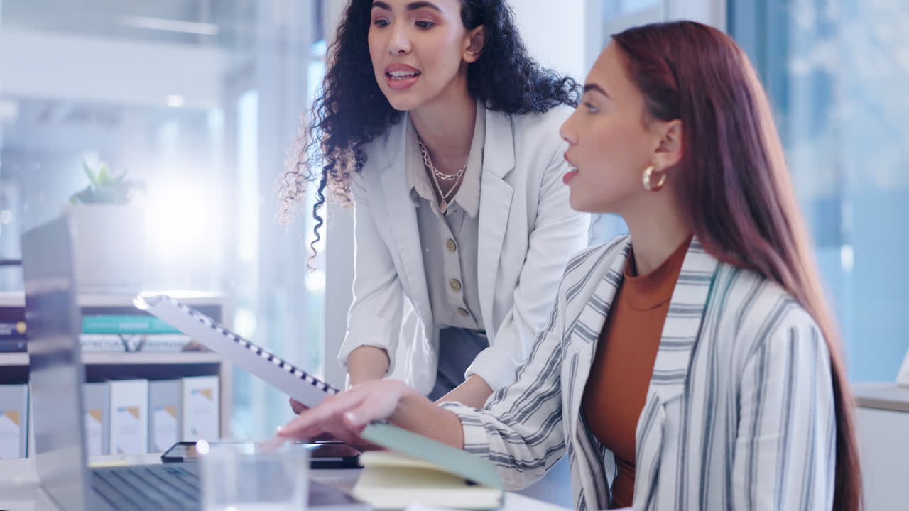 coworking, formación y mujeres con portátiles