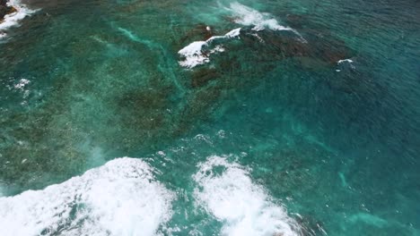 波浪和原始的海洋在普纳卢乌黑沙海<unk>在大岛的u