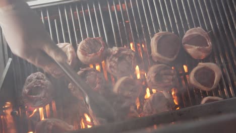 Un-Filet-Mignon-A-La-Parrilla-Mientras-El-Tocino-Quema-Grasa,-En-Cámara-Lenta