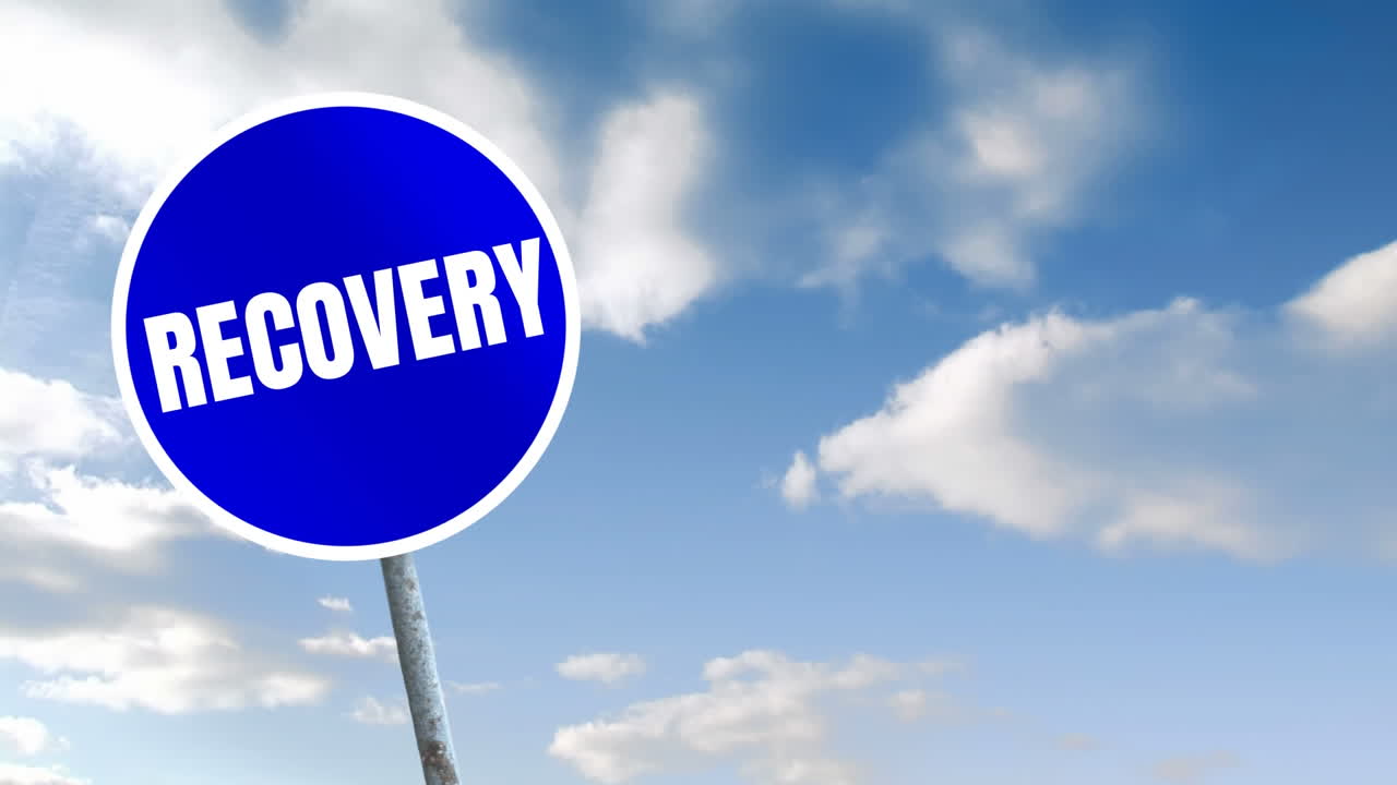 recuperación de palabras escritas en una señal de tráfico y nubes blancas moviéndose en el cielo azul en el fondo