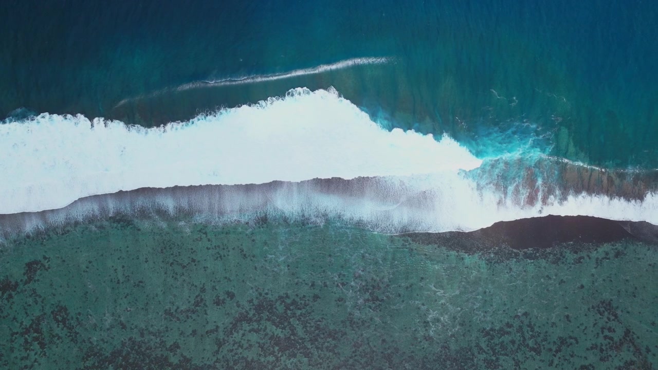 Fransız Polinezyası'nda, Teahupoo Tahiti'deki renkli akuamarin turkuaz sığ mercan resifine çarpan dalgalar. Pasifik Okyanusu'ndaki Kanal Noktası Faremahora Geçidi Havae sağda sörf dalgası. Havadan drone kuşbakışı görünümü.