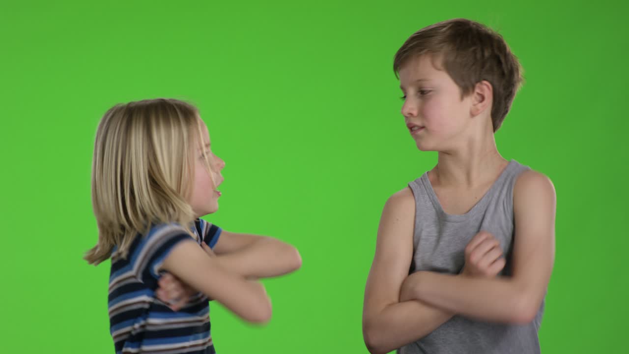 dos niños tienen un conflicto y se dan la vuelta espaldas a espaldas