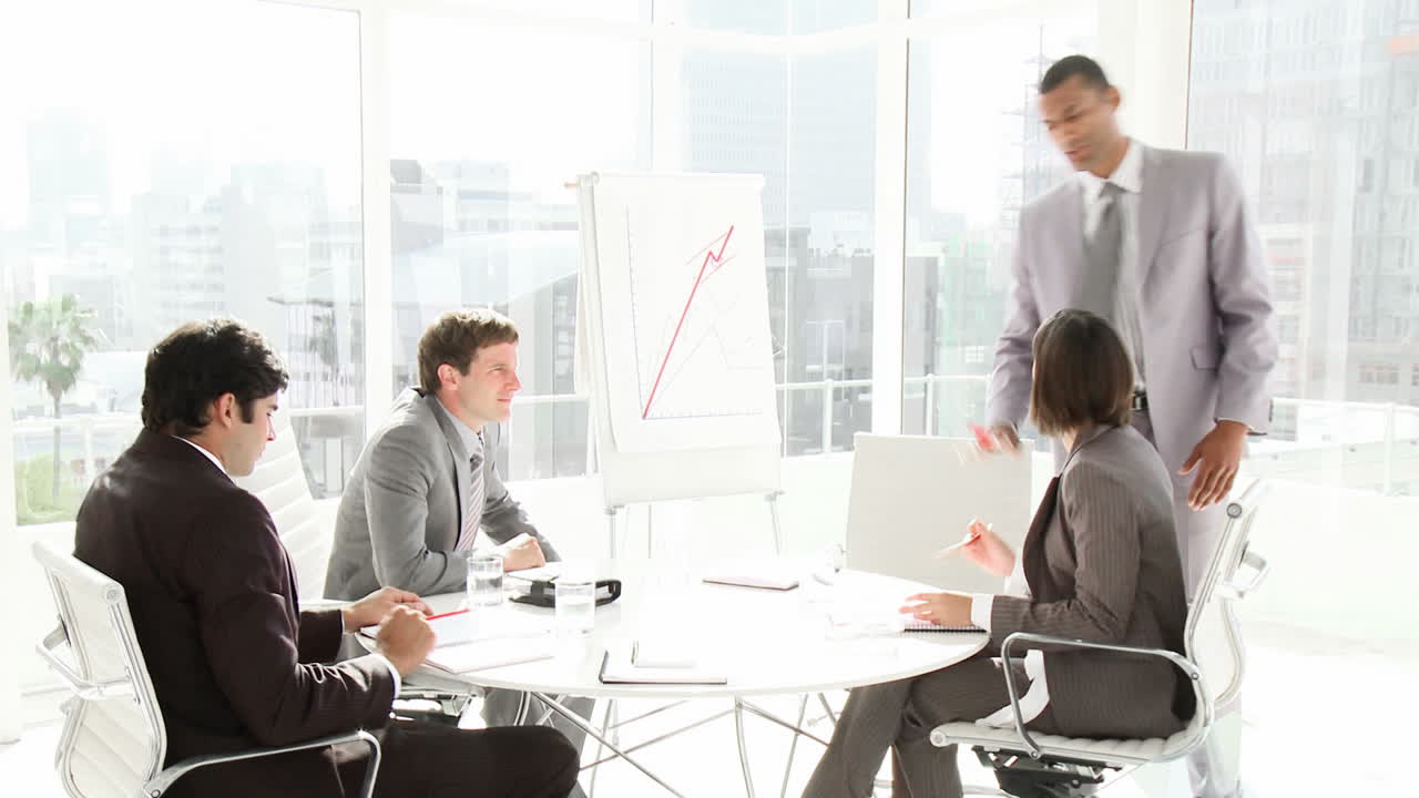 프레젠테이션 을 하는 아프리카계 미국인 사업가