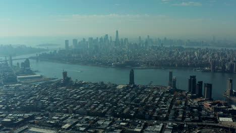 Luftpanoramaaufnahme-Der-Metropole.-Niedrige-Wohngebäude-In-Brooklyn-Und-Bürowolkenkratzer-Im-Finanzviertel-Von-Manhattan.-New-York-City,-Vereinigte-Staaten