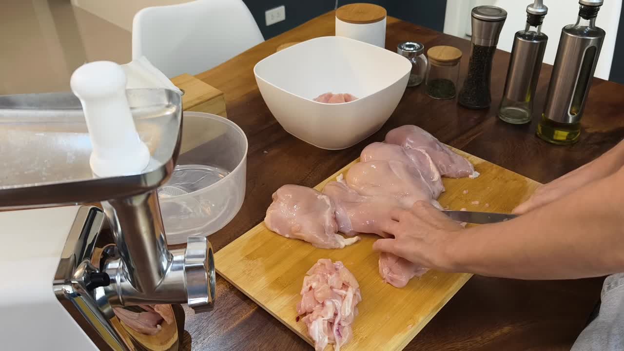 Preparare il pollo con un tritacarne