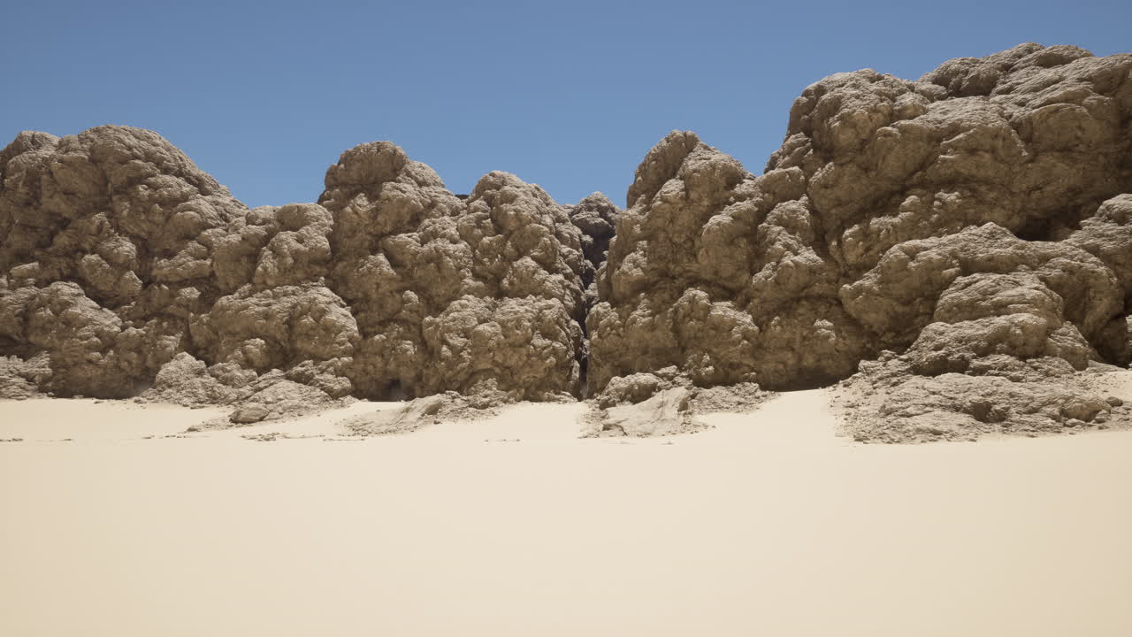 모래 언덕과 바위 형성으로 건조한 풍경