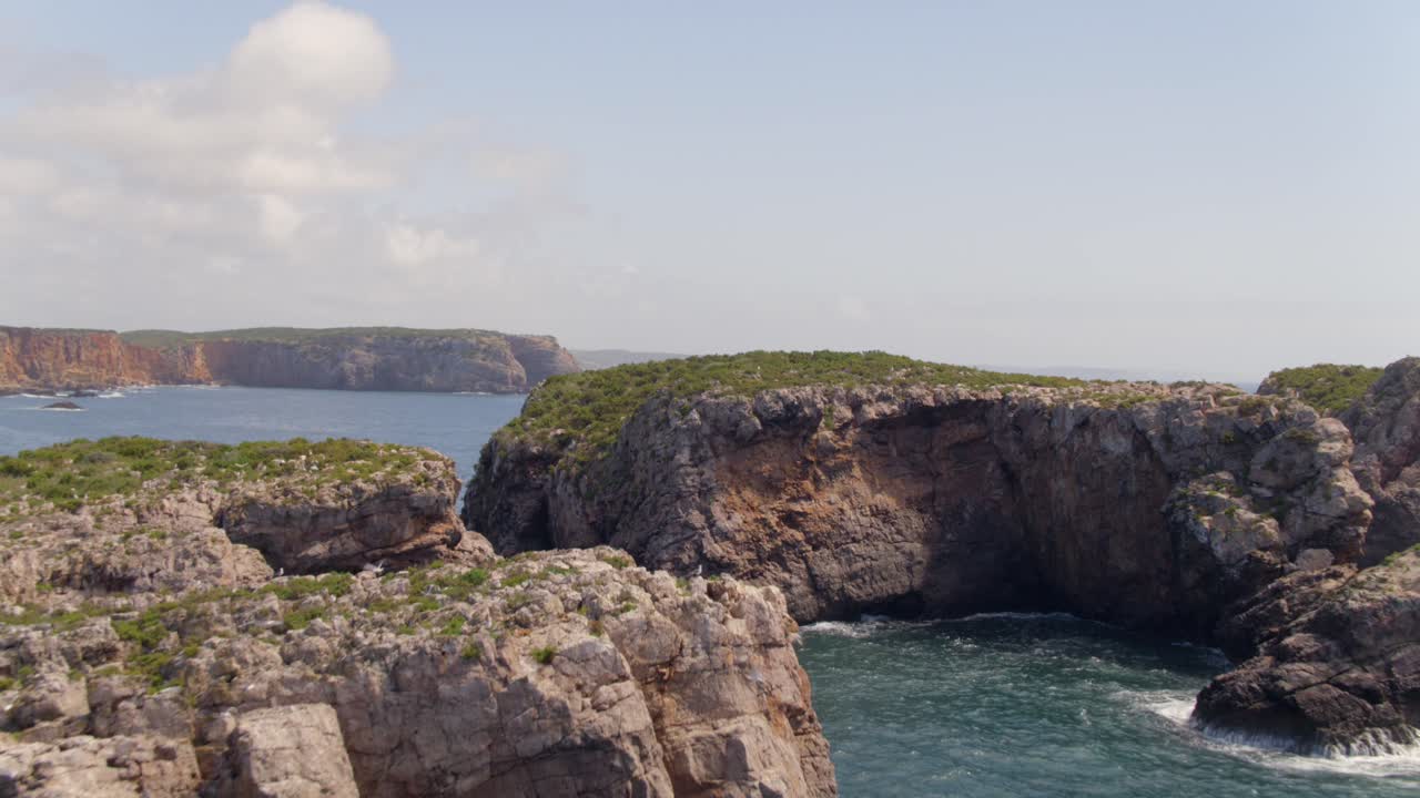 Sorvolo aereo del faro di Sagres e delle scogliere frastagliate dell'Algarve