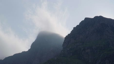 Vista-Del-Monte-Donnamannen-Contra-El-Cielo-Nublado-En-Noruega---ángulo-Bajo
