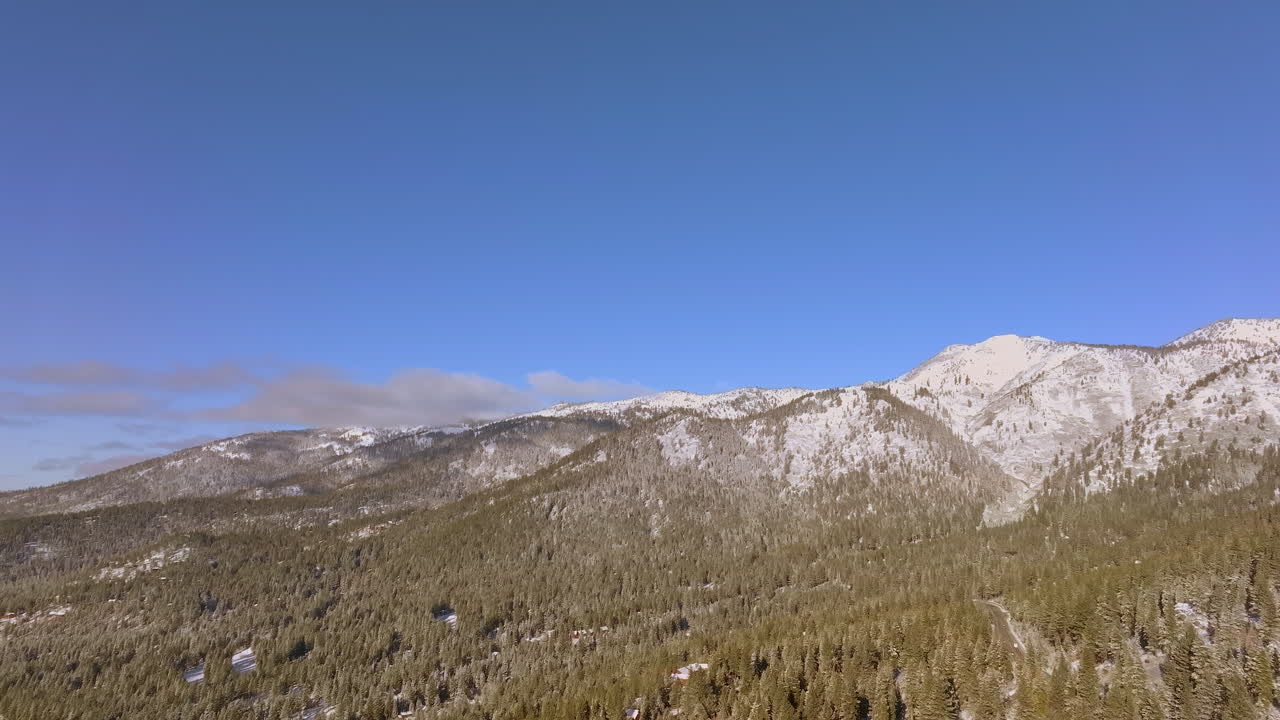 hermoso paisaje de montaña en el lago tahoe con una inclinación hacia abajo