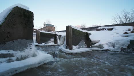 Agua-Que-Fluye-A-Través-De-Las-Puertas-De-Una-Presa