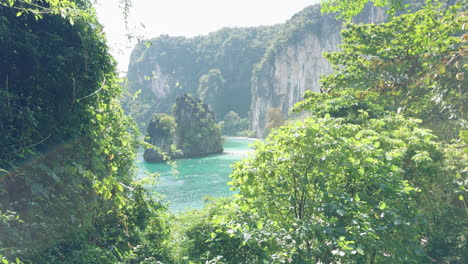 Hermosa-Y-Relajante-Laguna-Al-Sur-De-Tailandia-Mirador-Isla-De-Piedra-Caliza