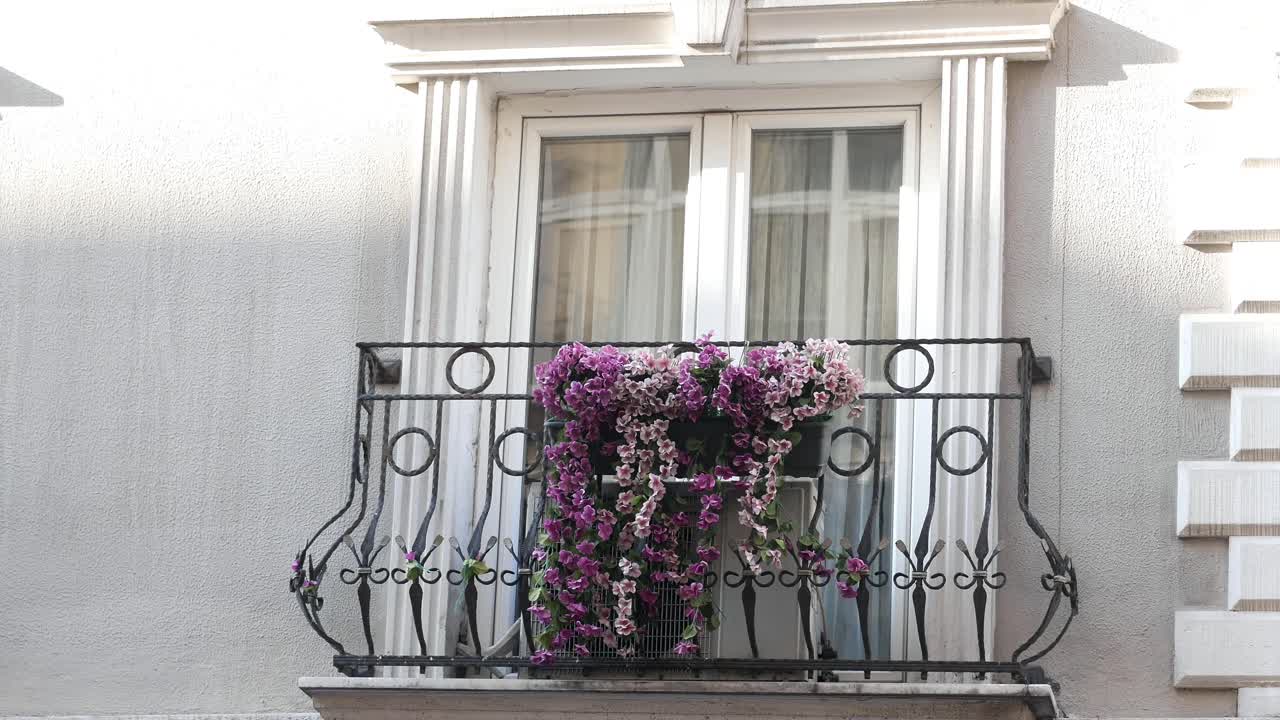 balcón ornamental con flores