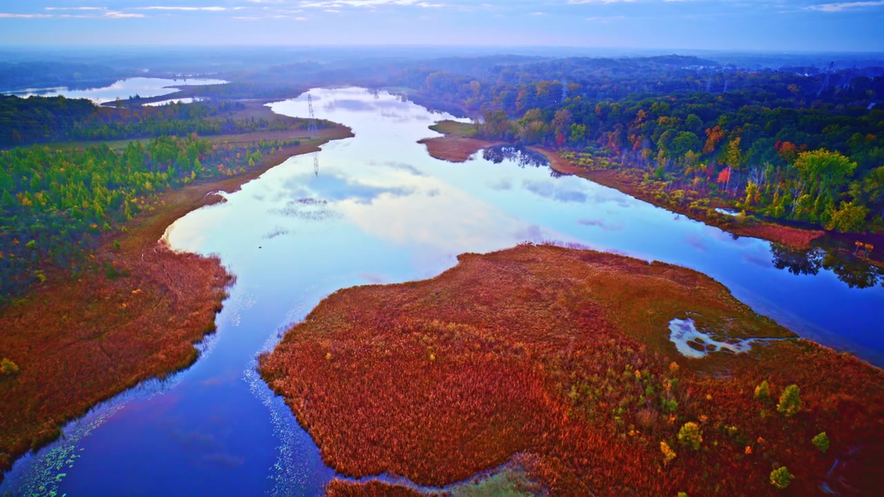 Morgentåke over Huron-elven i Milford, Michigan, filmet med drone