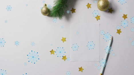 animación de la nieve cayendo sobre las bolas de navidad