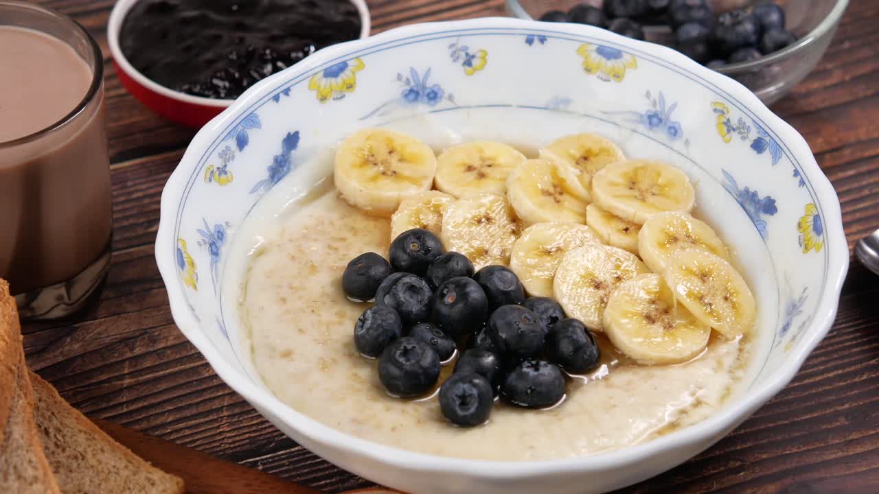 바나나와 블루베리와 함께 건강한 오트밀 아침 식사