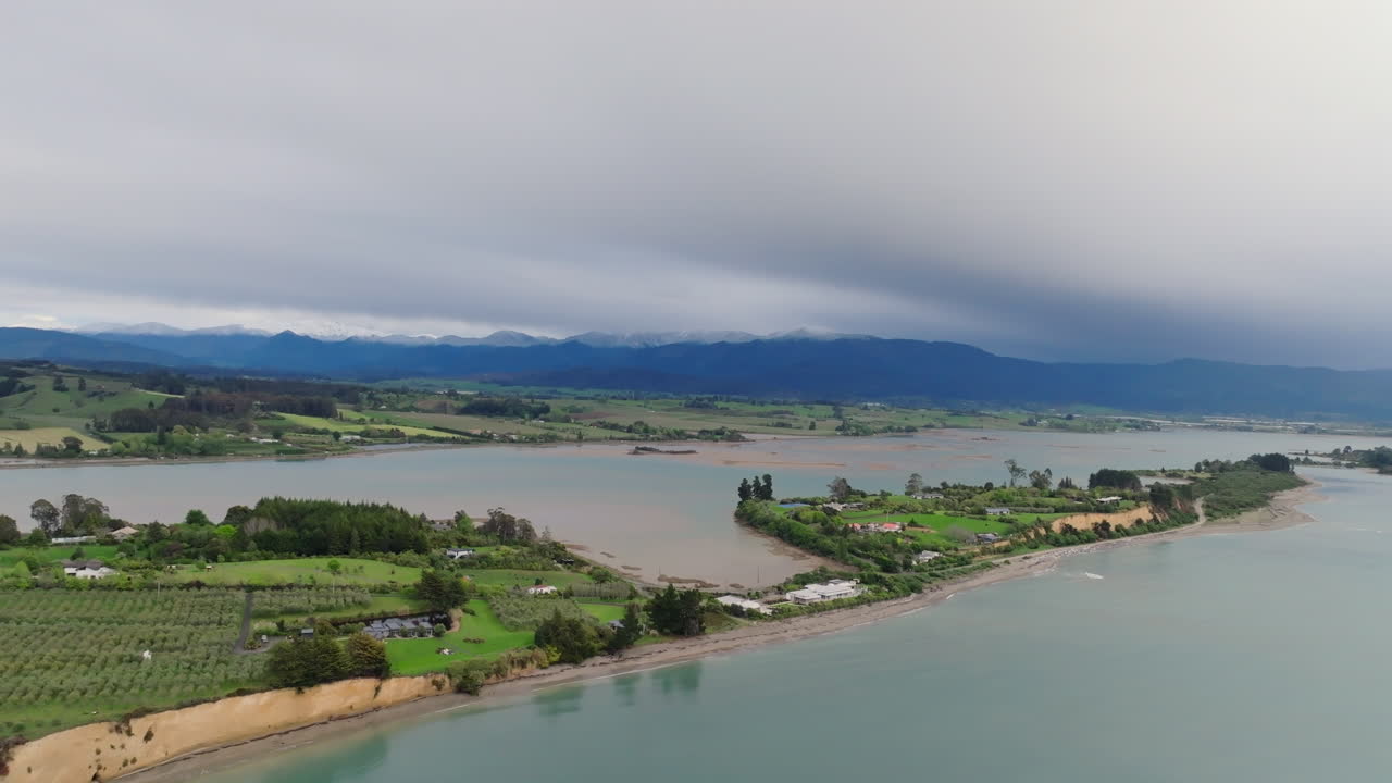 снимок с беспилотника, летящего к побережью недалеко от мотуэки, тасман, новая зеландия