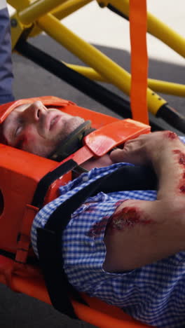 primer plano de un técnico médico de emergencia sosteniendo a una persona herida
