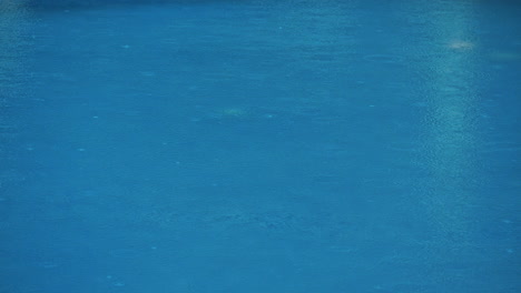 superficie de una piscina azul