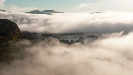 Helada-Mañana-De-Otoño-Volando-Por-Encima-De-Las-Nubes-En-El-área-De-Telemark-Noruega-Cerca-De-La-Ciudad-De-Vrådal