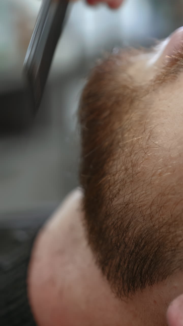 Taglio di capelli e regolatura della barba