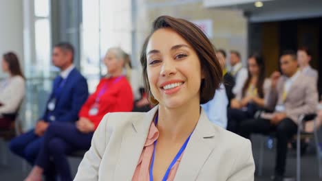 mujer de negocios sentada en el seminario de negocios y sonriendo 4k